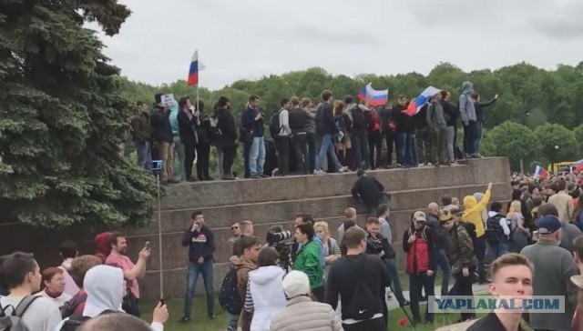 Две школьницы станцевали у Вечного огня и наплевали на него в Абинске