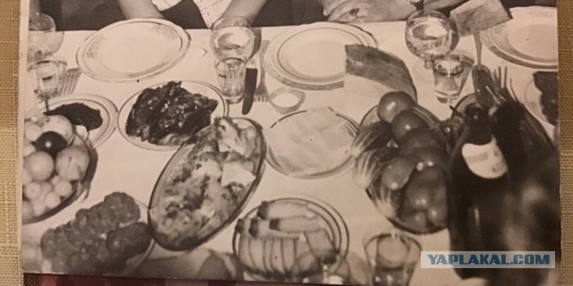 В соцсетях запостили фото новогоднего застолья 1974 года