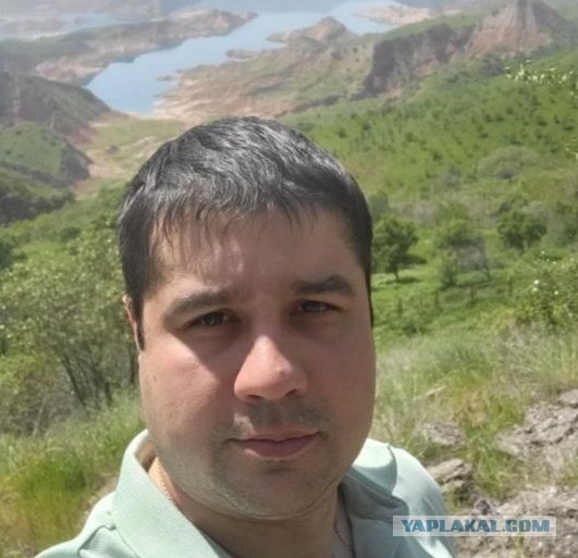 Стихийный мемориал появился в авиагородке Оренбурга в честь лётчиков, погибших сегодня при крушении Ил-76 в Белгородской области