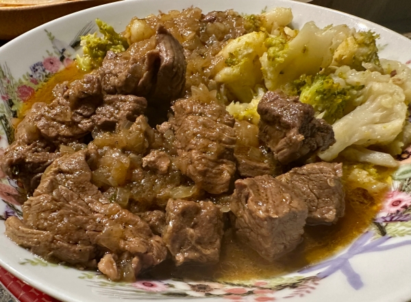 Говядина тушёная и … брокколи с цветной капустой