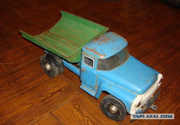 Игрушки СССР. Большие железные грузовики