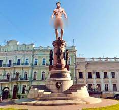 В Одессе хотят поставить памятник порноактеру вместо постамента Екатерине II