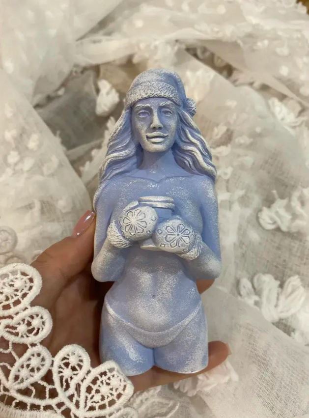 Снегурочка, ты в порядке? Самые странные елочные игрушки в магазинах и на маркетплейсах — некоторые вызывают даже жалость