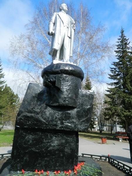 Памятники Ленину