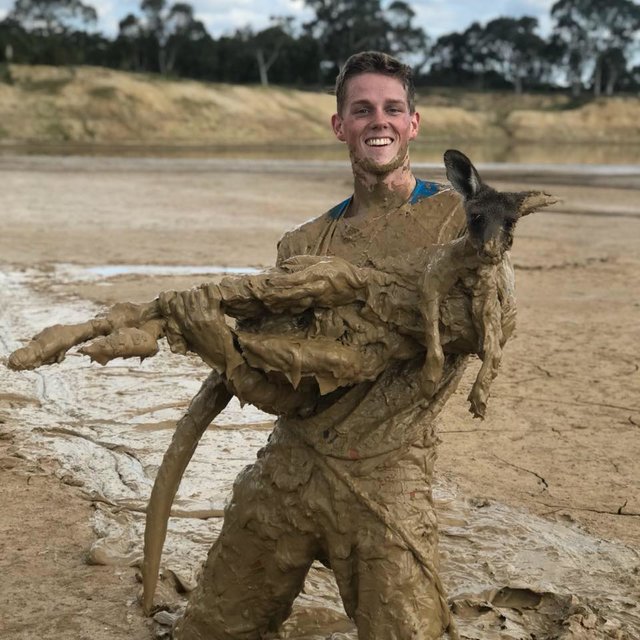 «На поверхности торчали только уши…» Подросток нырнул в болото, чтобы спасти кенгурёнка