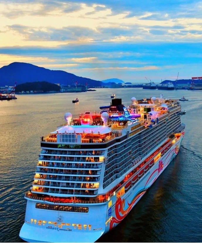 Круиз август 2024 года. Круиз август 2024 года. Лайнер msc bellissima. Круиз по средиземному морю 2020. Круизный лайнер сингапур.