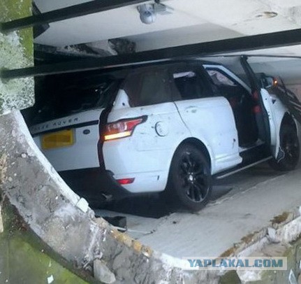 Девушка "припарковала" RangeRover