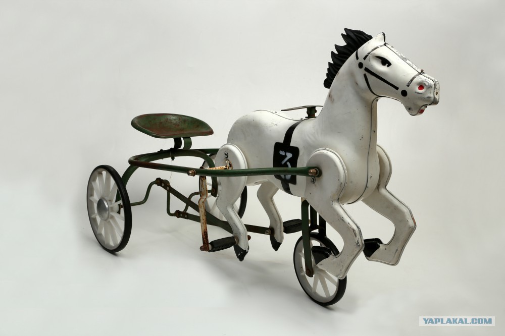 Вело лошадка. Конь педальный. Конь педальный игрушка. Металлическая лошадь с педалями. Игрушка лошадь с педалями.