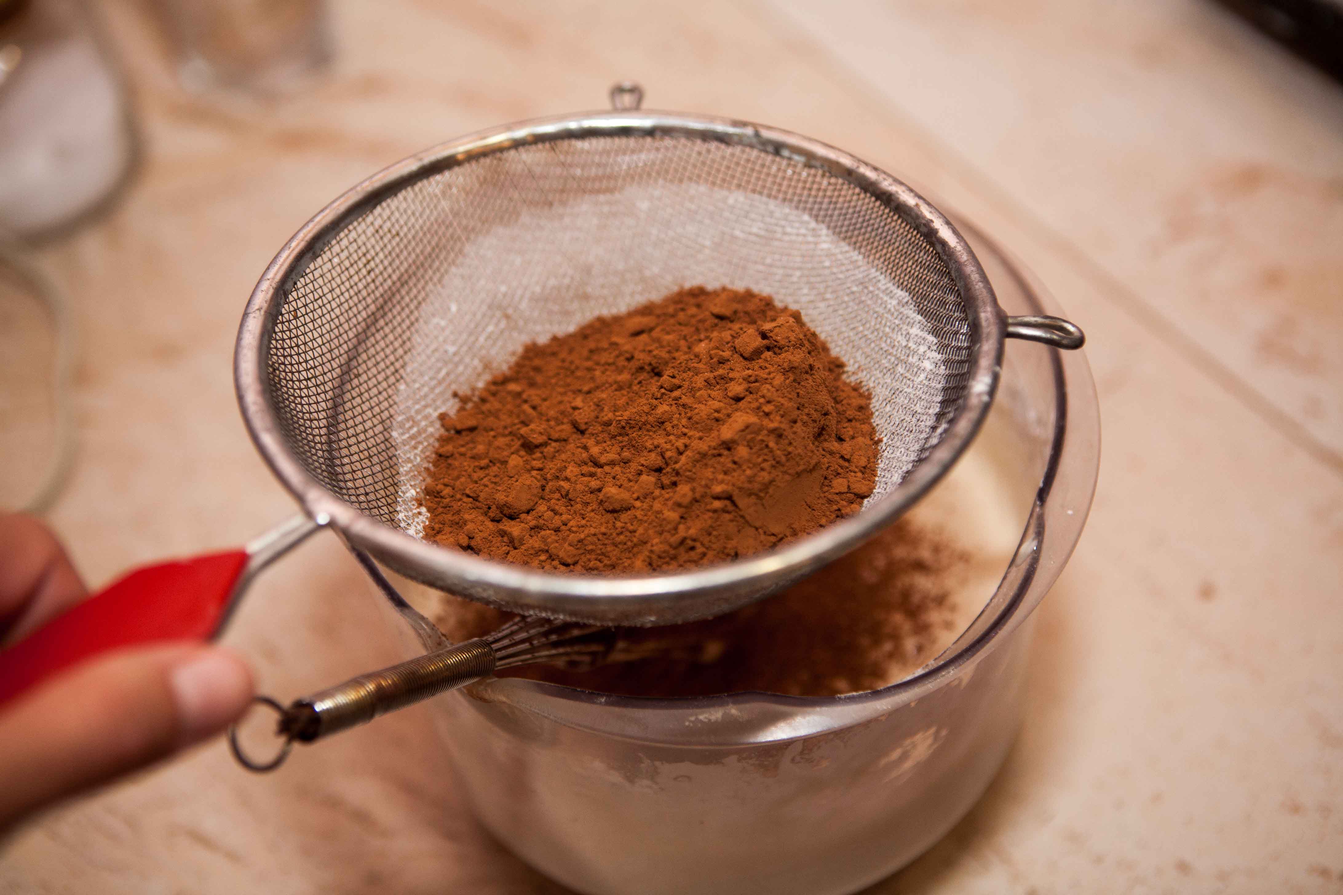 Просроченный какао порошок можно. Какао порошок просеять. Просеивание какао. Мука и какао просеивают. Просеивание муки и какао.