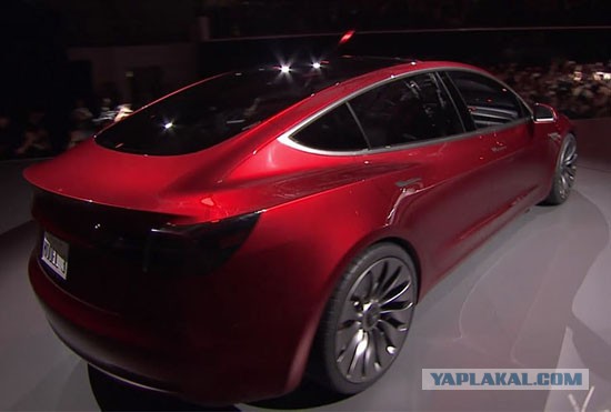 Элон Маск показал дизайн бюджетной Tesla Model 3 с панорамной крышей