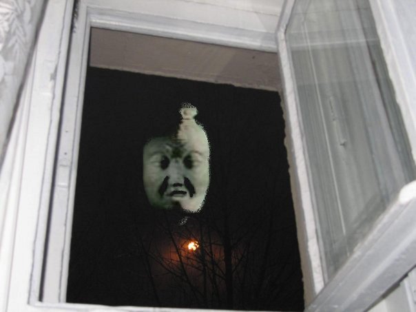 Иду на кухню...включаю свет...а там