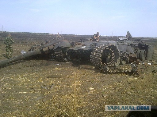 Боевой танк Т-72Б3 ведёт огонь по объектам ВСУ в ходе боёв за Волноваху.
