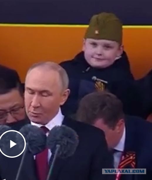 Интересно что за пацан зевал и кривлялся на заднем плане во время выступления Путина?