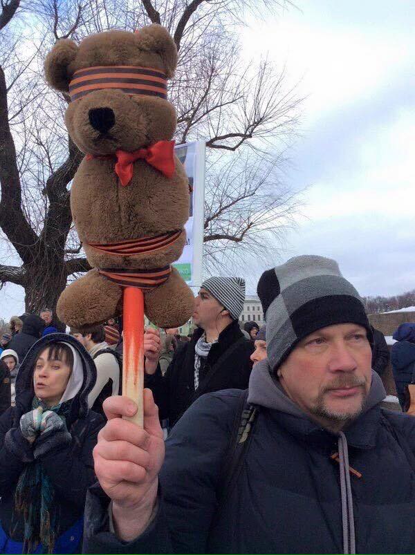 В Москве бандеровцы бьют старика