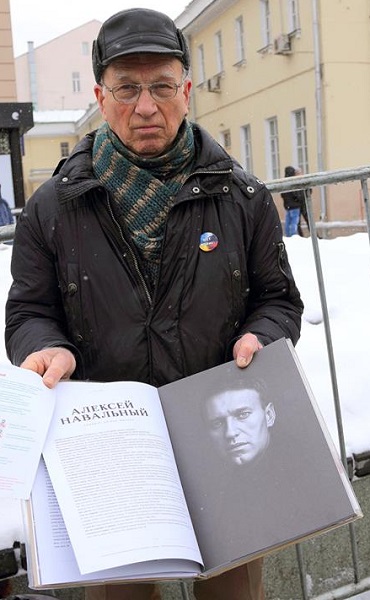 Москвича задержали за футболку с изображением Навального
