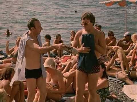 На пляжах Анапы закончились не только лежачие, но и сидячие места. Загорать там можно только стоя