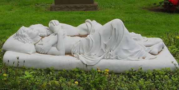 Необычные надгробья