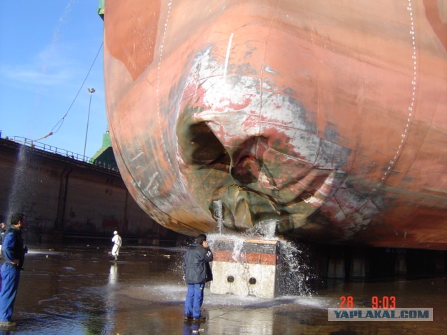 Танкер перекрыл проход через Суэцкий канал