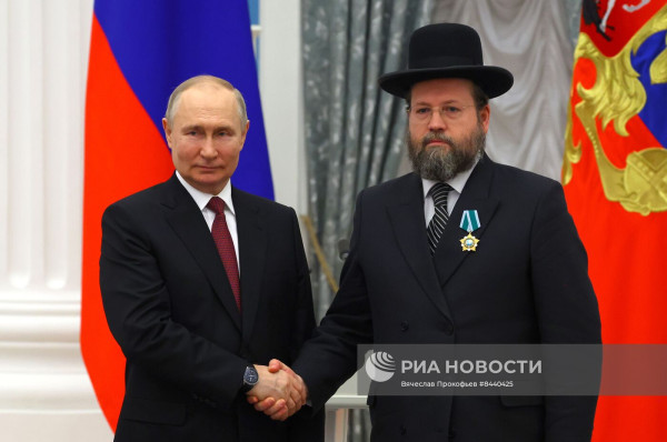 Путин назвал хитрюгой работника, попросившего изменить программу «Молодая семья»