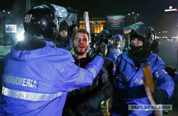 В Румынии 250 тысяч человек вышли на демонстрации против снятия обвинений с коррупционных чиновников