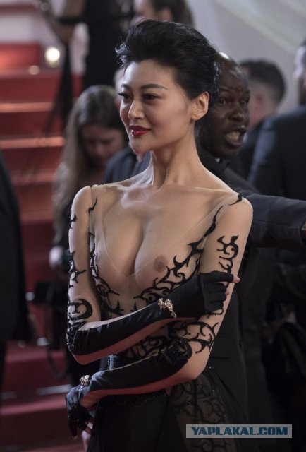 Азиатская актриса покоряла Канны грудью...