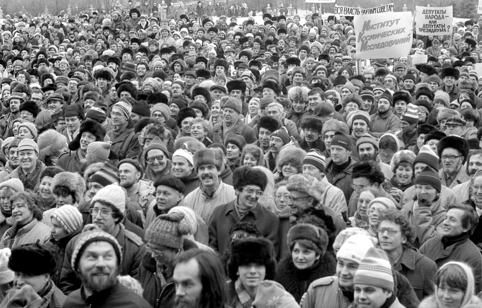 к причинам обусловившим быструю перестройку советской экономики на военный