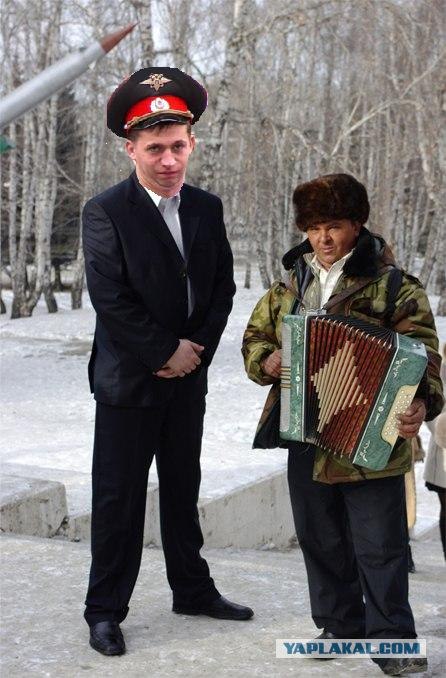 Гармонист на свадьбе