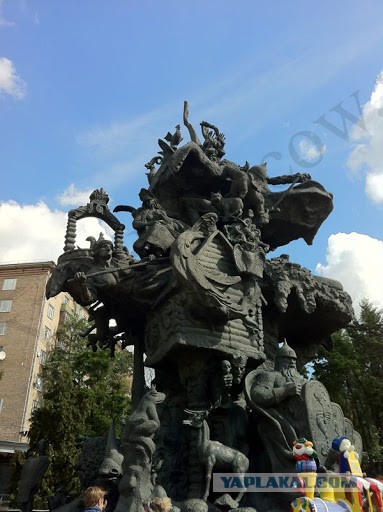 В торговом центре Алма-Аты на ребенка упала статуя