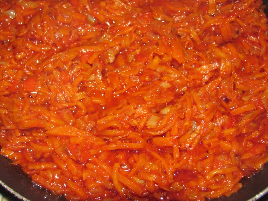 Подлива для голубцов с томатной пастой. Пассированные лук и морковь с томатом. Подливка лук морковь. Морковь с томатной пастой. Обжарить лук с морковью и томатной пастой.