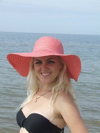 Дамы в шляпках и купальниках