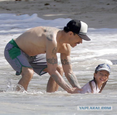 12 знаменитых отцов, которые без ума от своих детей