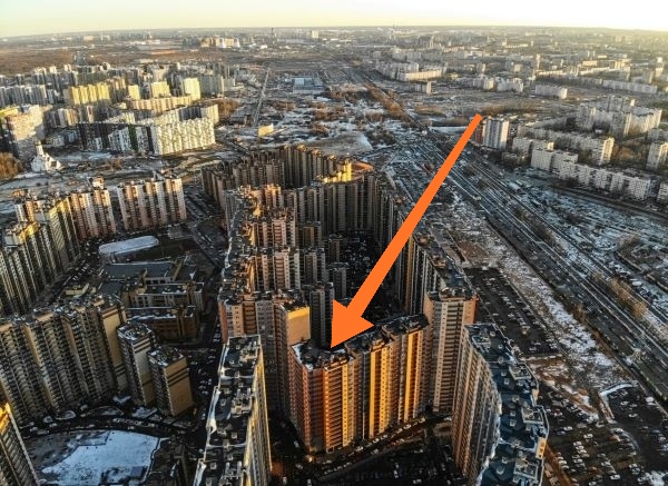 35 подъездов, 3708 квартир и огромная парковка вместо двора — добро пожаловать в город-дом, главный "человейник" всея Руси