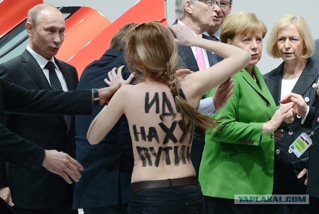 FEMEN показали Путину и Меркель голые груди:))