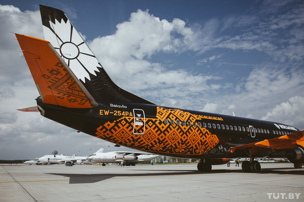 В Минске приземлился самолет "Белавиа" с новой раскраской — черный с оранжевым орнаментом