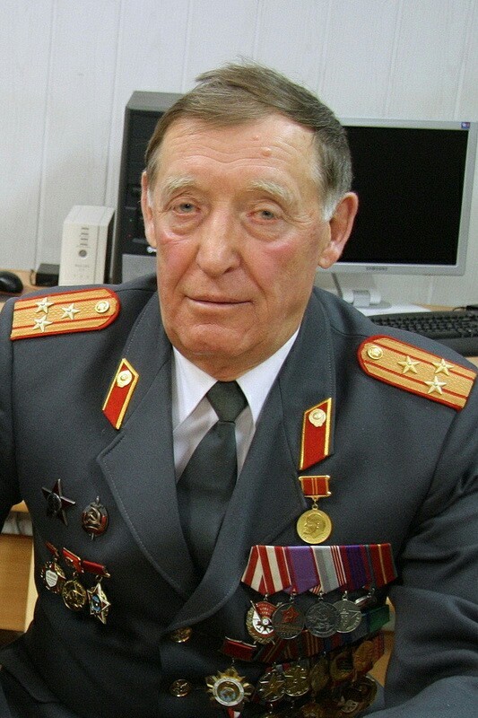 На фото отображается целая эпоха. Эпоха тьмы и полного пиZдеца. 90-е, мать их...