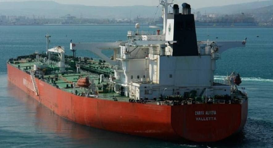 Танкер со 130 000 тонн мазута тонет в порту в Ленинградской области
