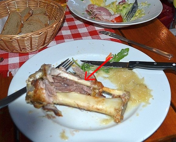 Айсбайн с ананасовой капустой.