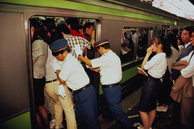Ожидание поезда метро в Японии.