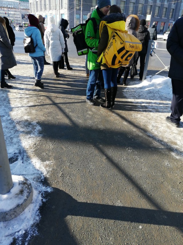 Пойманных за объятиями курьеров одарят поездкой в Париж. И это не шутка!