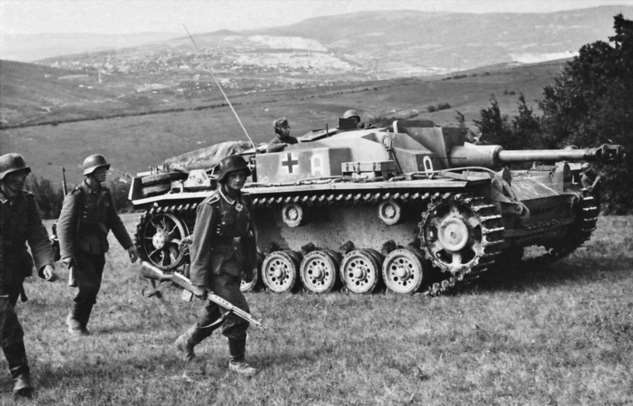 StuG III под кличкой "Гадюка", самая массовая в производстве с которой пришлось встретиться нашим дедам.