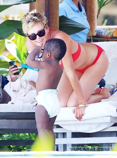 Шарлиз Терон на Гавайях.