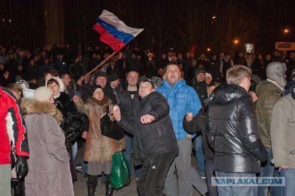 Митингующий Донецк