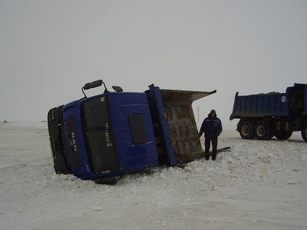 Как в Анадыре вызволяют из ледового плена машины