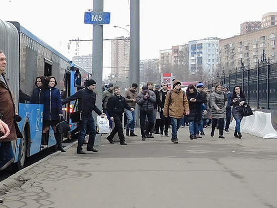 В Екатеринбурге водитель автобуса и кондуктор напали на мальчика, которого стошнило, и отобрали телефон