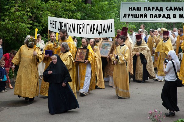 Подросток с крестом в руках пытался остановить гей-парад и был схвачен полицией