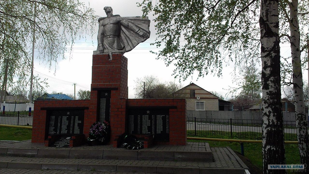 Памятник в селе. Мемориал воинам землякам Павлоградка. Памятники село Ягул Завьяловский район. Памятник погибшим воинам в селе Таганча. Памятник погибшим героям село Идринское.