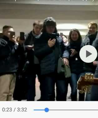 БГ поет в метро