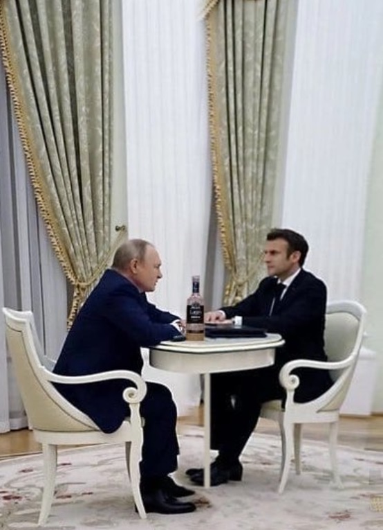 Предлагаю пофотошопить встречу Путина и Макрона