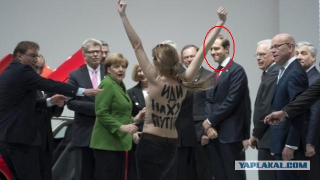 FEMEN показали Путину и Меркель голые груди:))