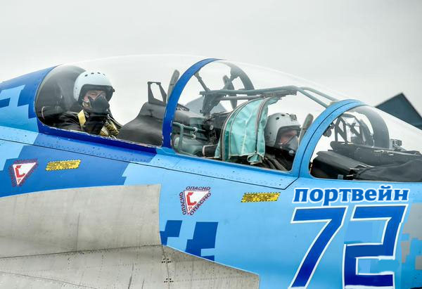 За полет на истребителе Су-27 Порошенко